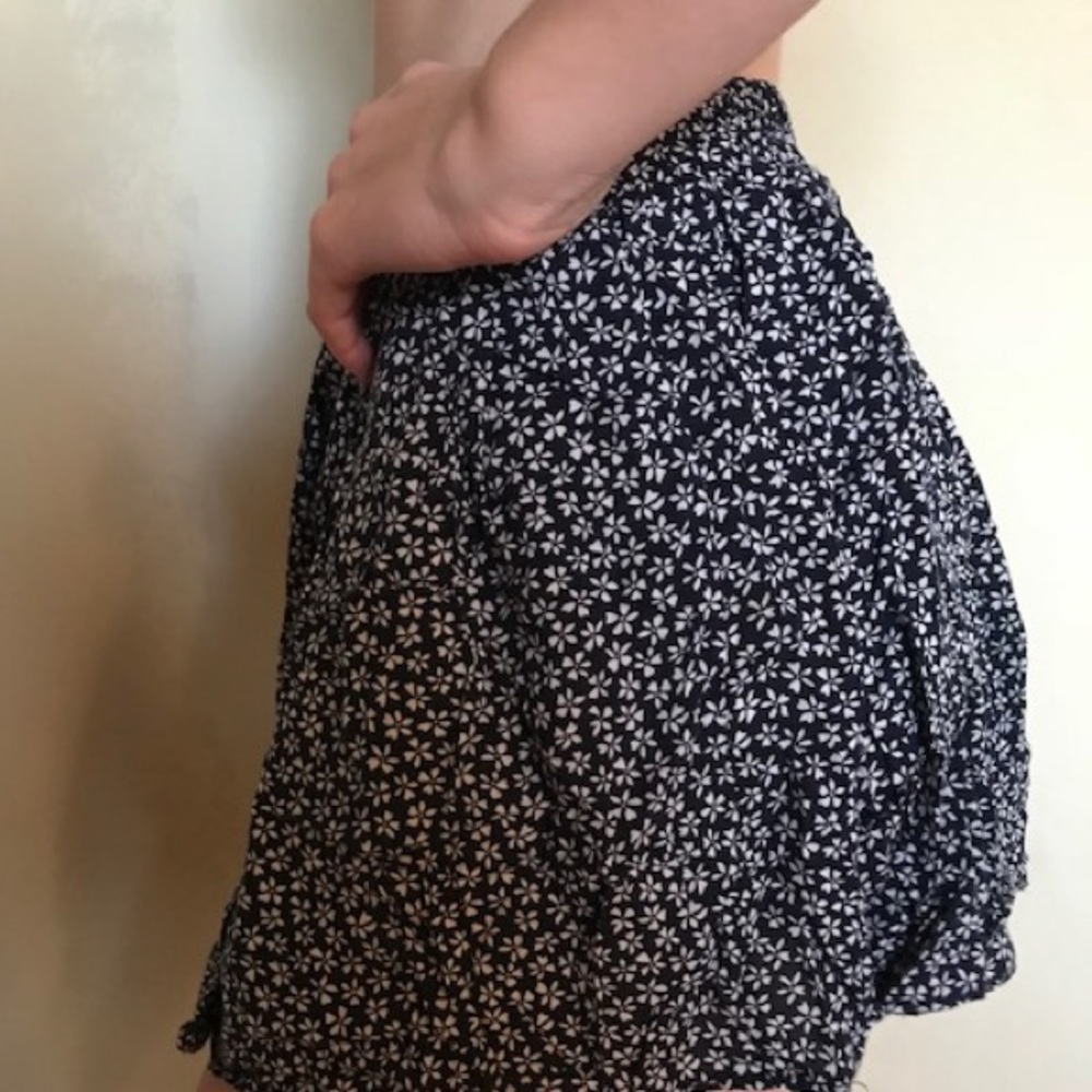 Brandy mini black skirt with white flowers - Picture 5 of 5
